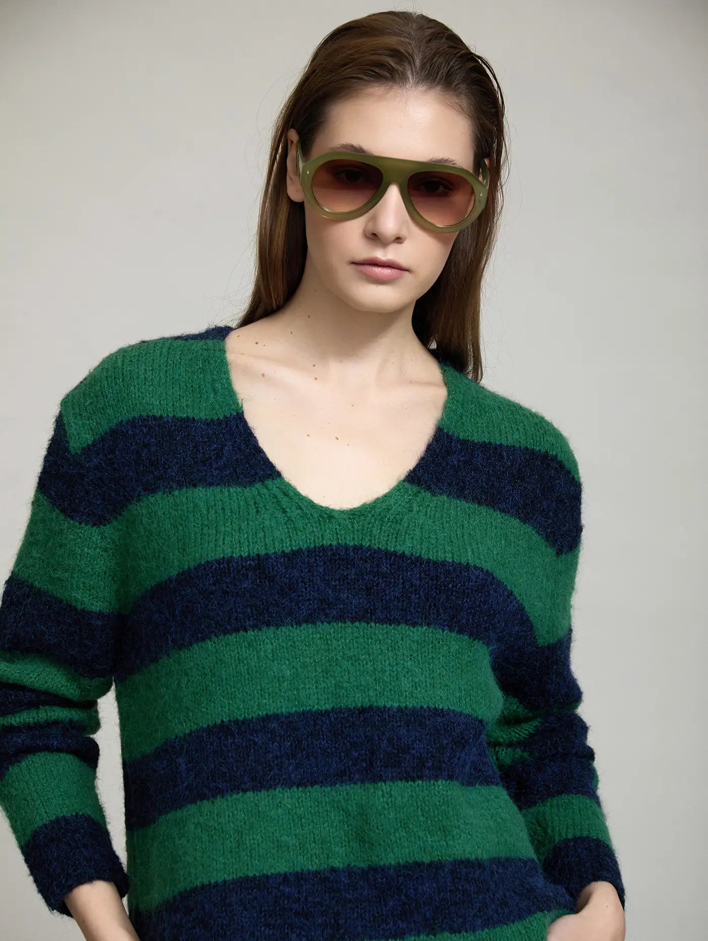 Jersey Vermont de SKATIE de punto a rayas horizontales verdes y azul marino, con escote en V, manga larga y corte relajado