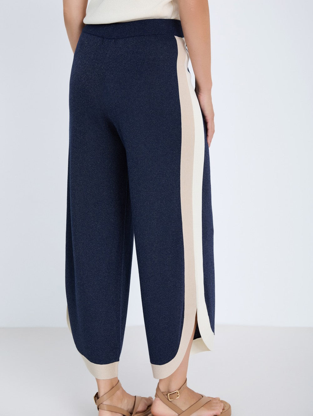 Detalle lateral del pantalón Skatïe con contraste