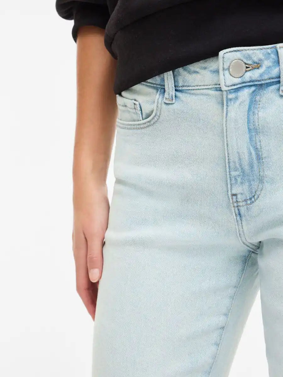 Pantalon_detalle_parte_de_delante vaquero_recto_azul_claro_Vila_en_Cottongrey