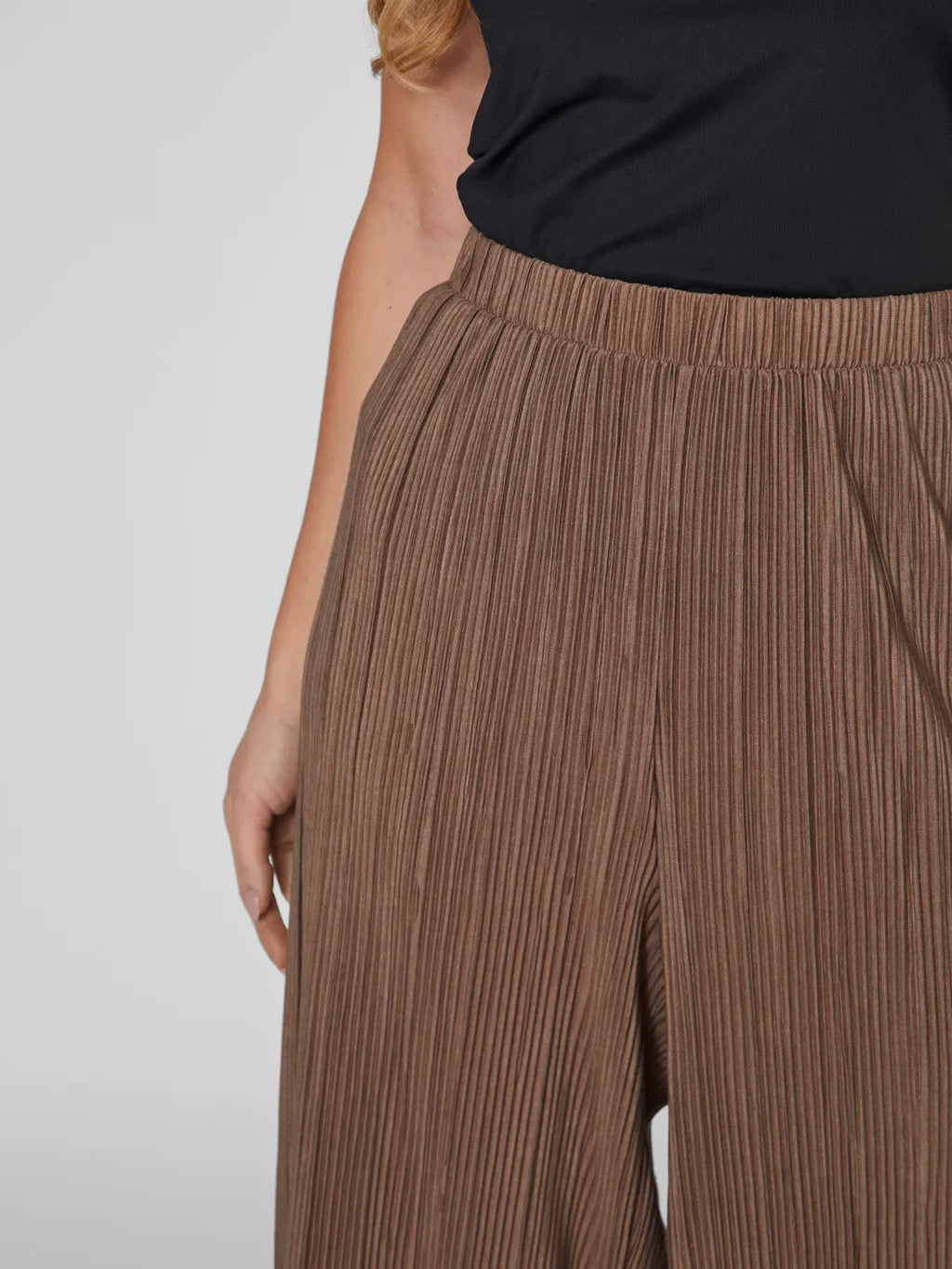 pantalon textura vertical marron chocolate cintura elastica Vila
