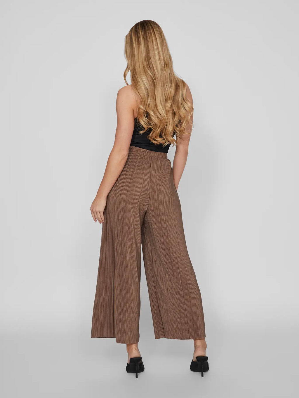 pantalon marron chocolate mujer vista trasera tejido plisado