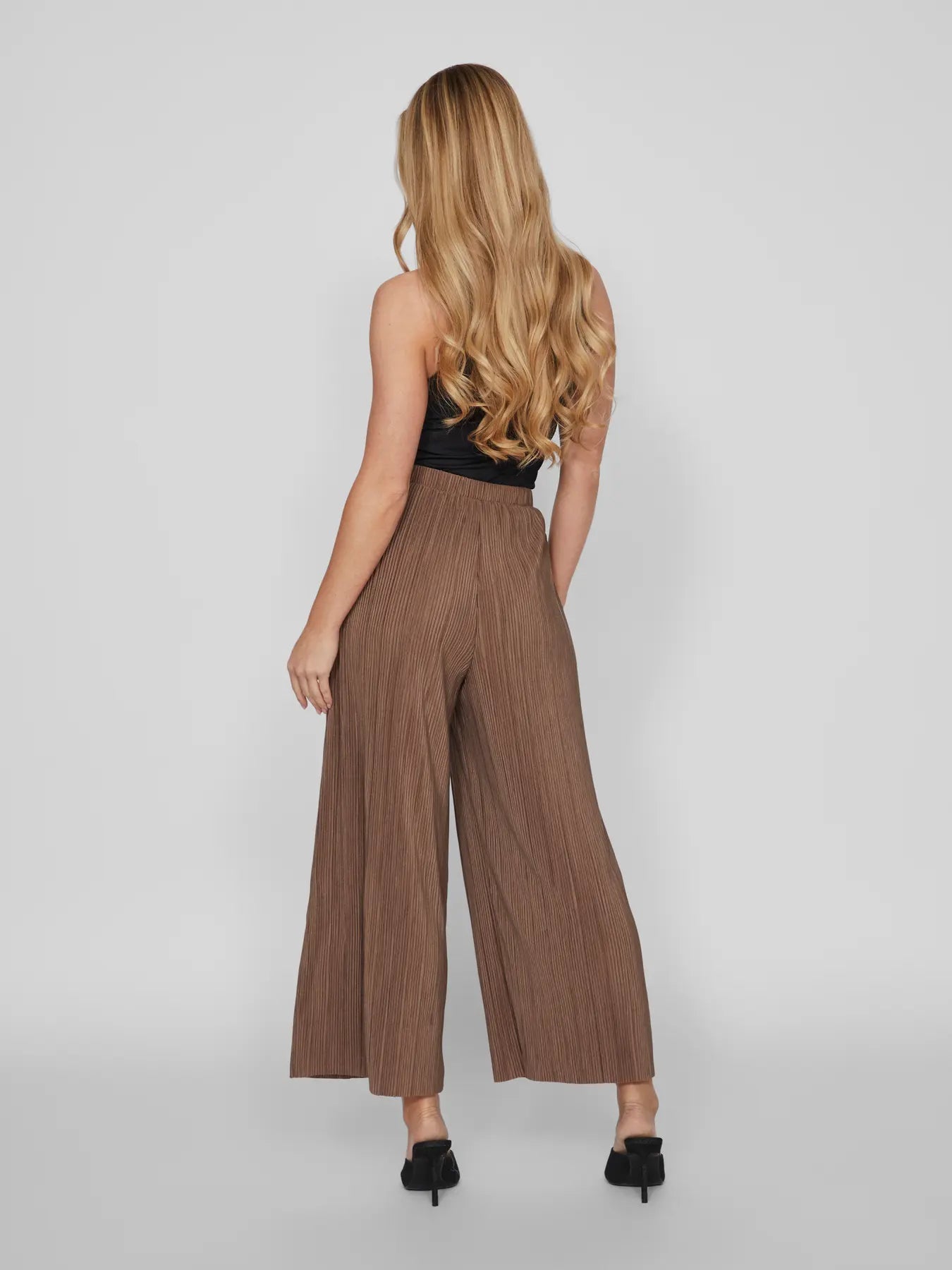 pantalon marron chocolate mujer vista trasera tejido plisado