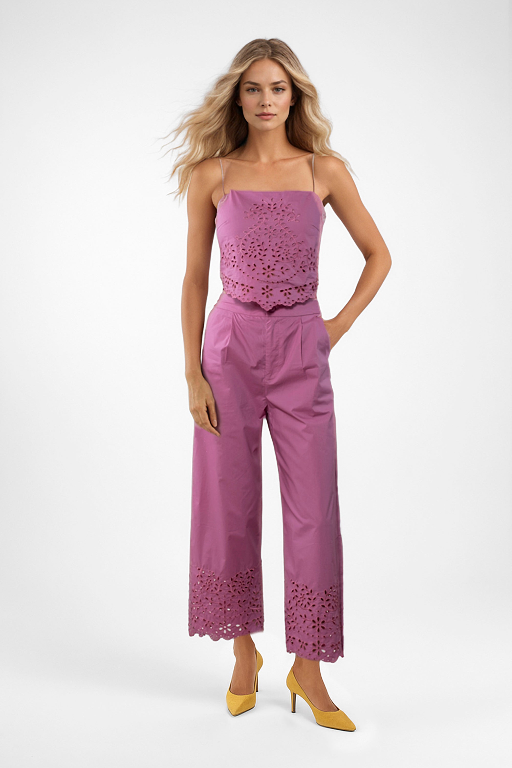 Pantalón recto frambuesa con bajo calado bordado de Goa Goa en Cotton Grey vista frontal