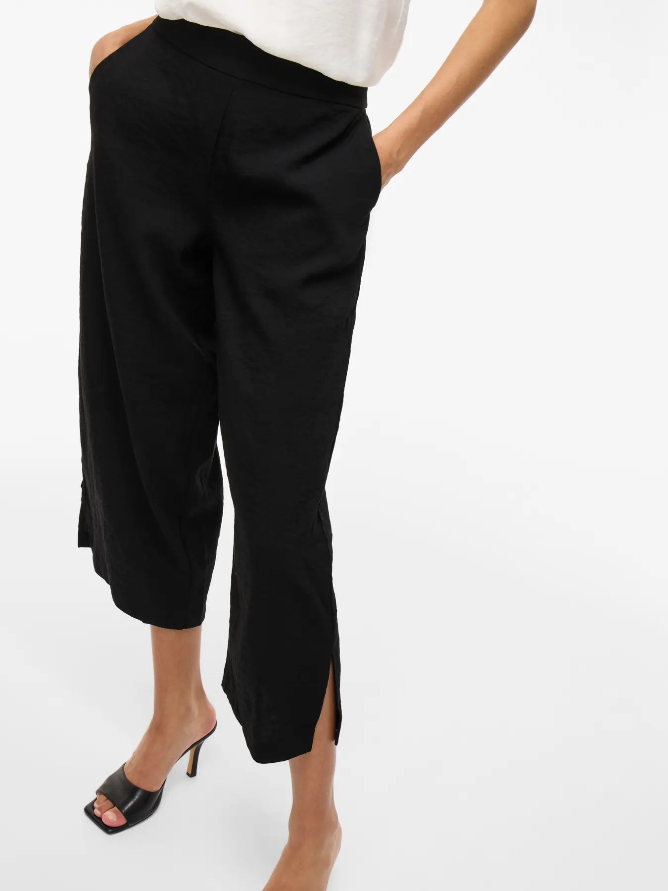 pantalón culotte mujer, con bolsillos laterales pantalón fluido negrol, pantalón midi elegante, pantalón tiro alto mujer, pantalón ancho Vila, pantalón verano mujer, pantalón cómodo vestir en tienda cotton grey en piedras blancas