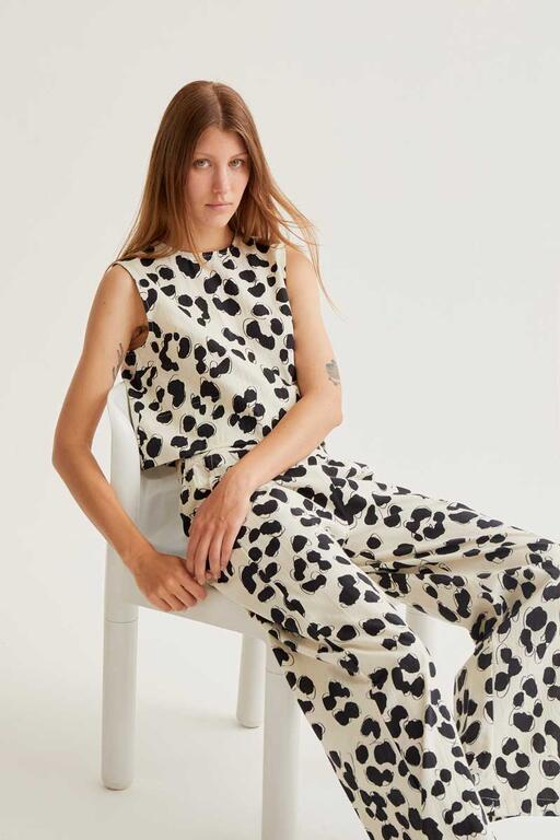 Conjunto completo compañia fantastica detalle bolsillos laterales y cinturilla Pantalón estampado dalmatian mujer pernera recta.