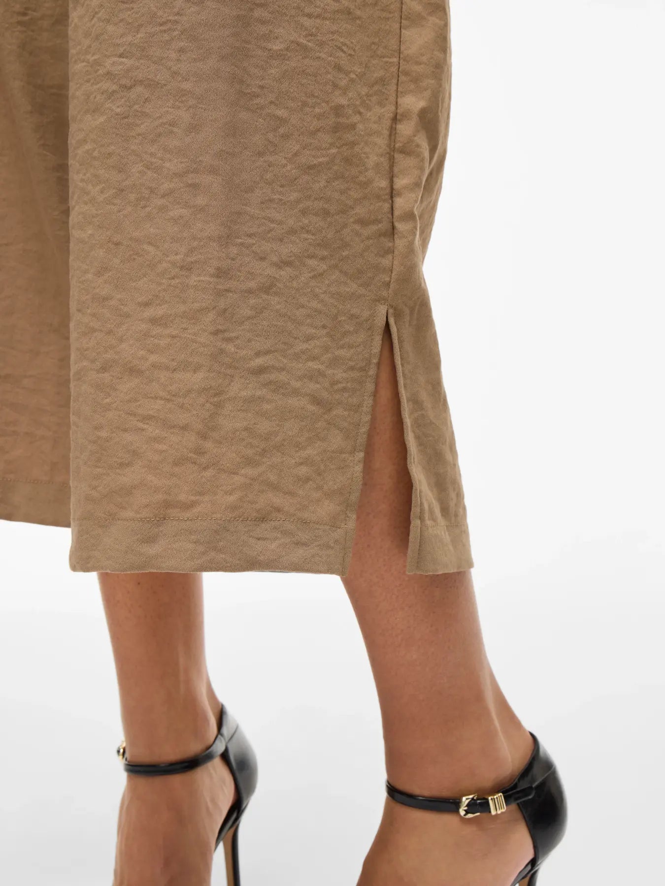 Detalle abertura en el bajo pantalón culotte mujer, pantalón fluido camel, pantalón midi elegante, pantalón tiro alto mujer, pantalón ancho Vila, pantalón verano mujer, pantalón cómodo vestir en tienda cotton grey en piedras blancas
