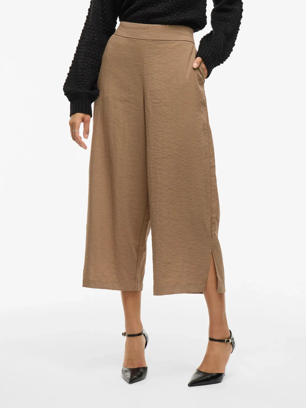 pantalón culotte mujer, pantalón fluido camel, pantalón midi elegante, pantalón tiro alto mujer, pantalón ancho Vila, pantalón verano mujer, pantalón cómodo vestir.