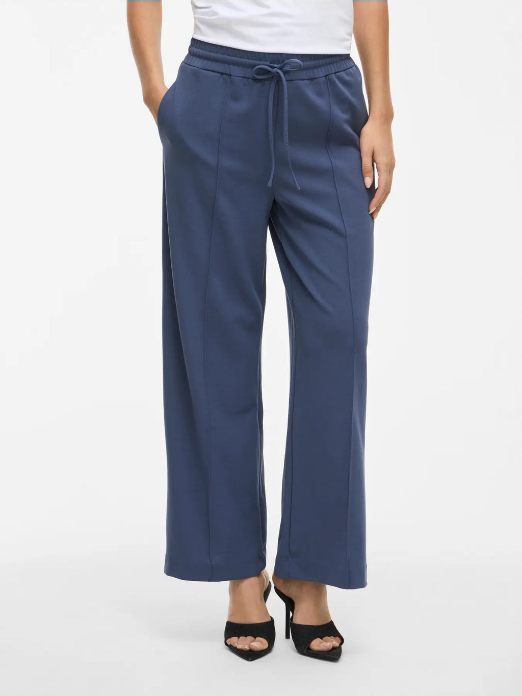 Pantalon fluido tejido muy cómodo en azul vila