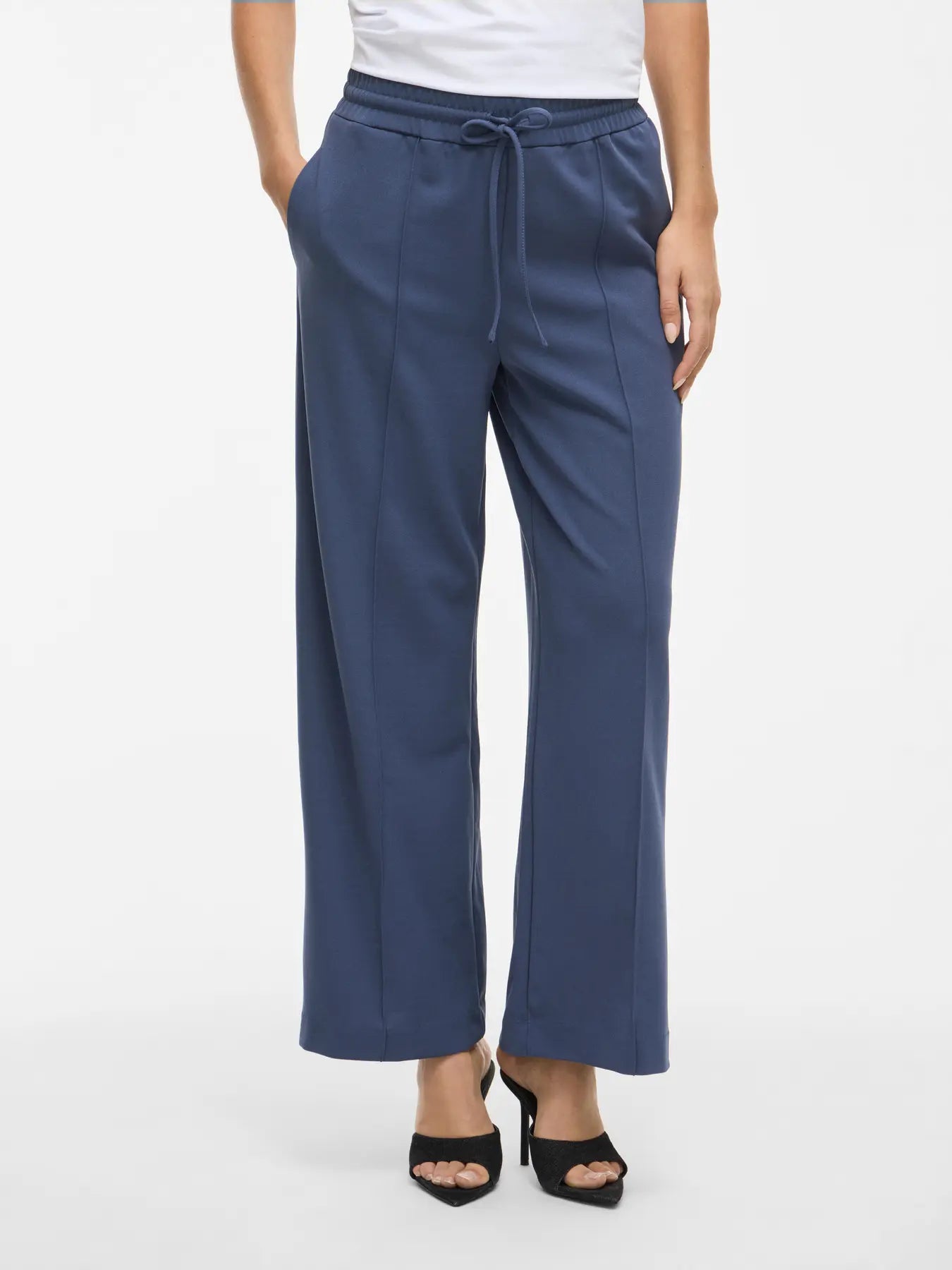 Pantalon fluido tejido muy cómodo en azul vila