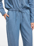 Detalle pantalon denim cordon y goma en cintura