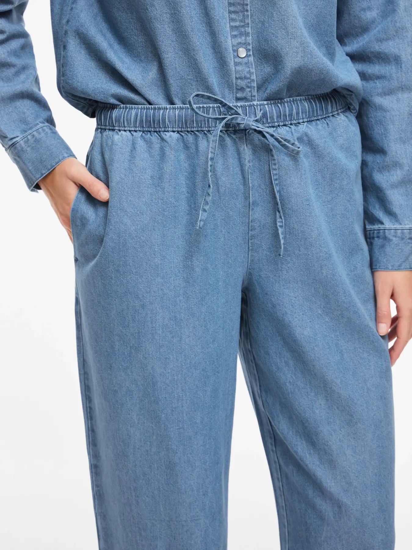 Detalle pantalon denim cordon y goma en cintura