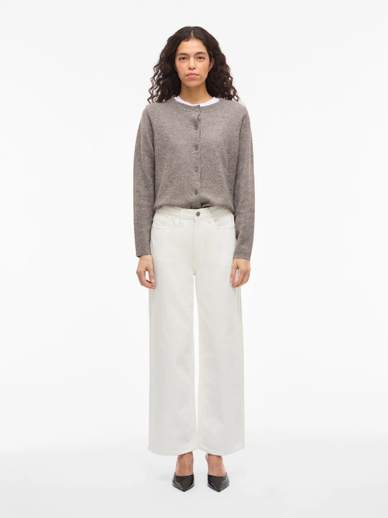 look completo Pantalon blanco Vaquero recto y tiro alto Vila Cotton grey Piedras Blancas