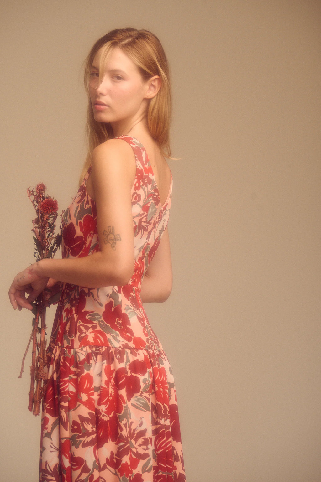 vestido midi floral rojo Maggie Sweet sin mangas