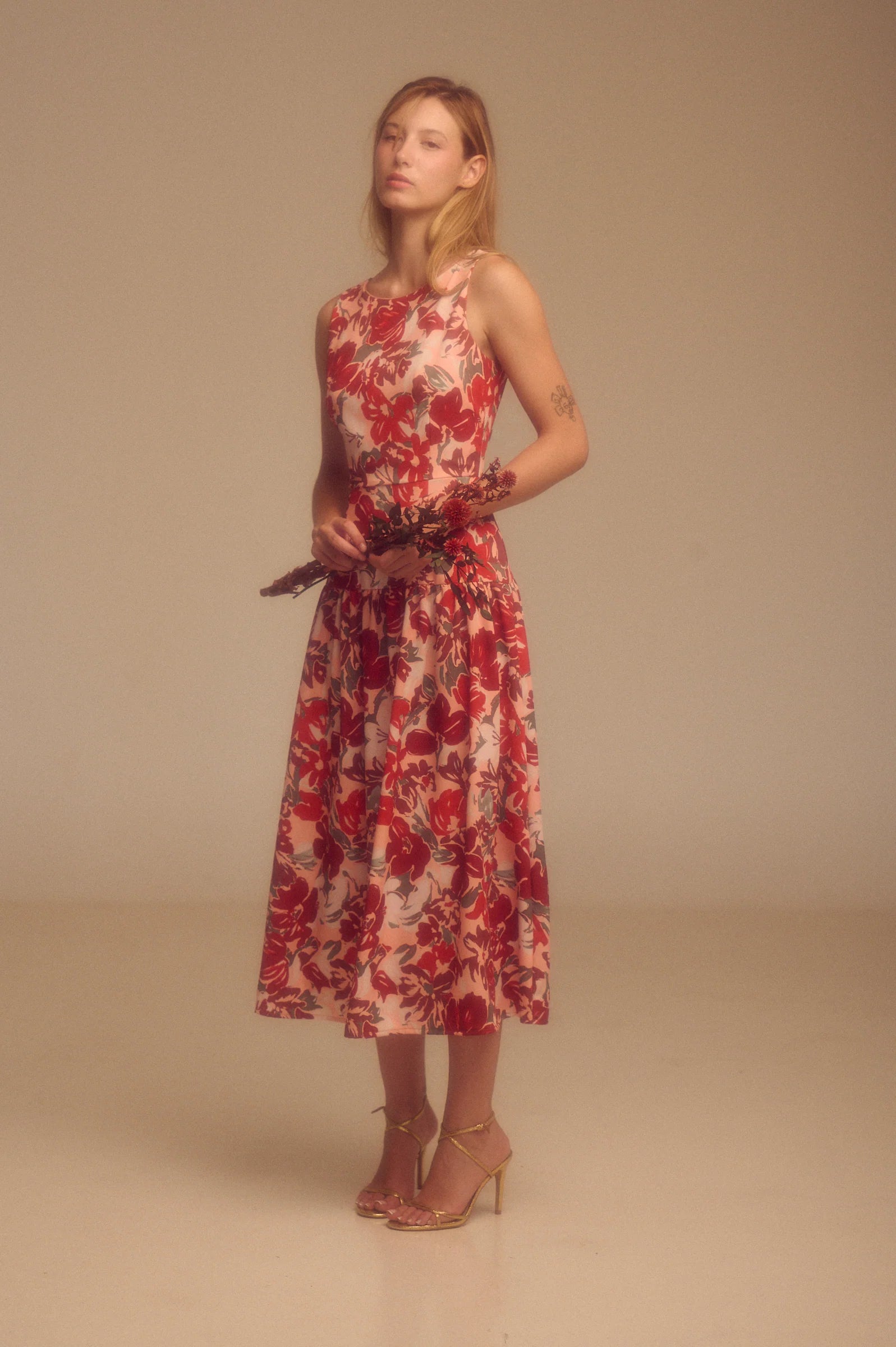 vestido Maggie Sweet estampado flores rojas falda midi vuelo