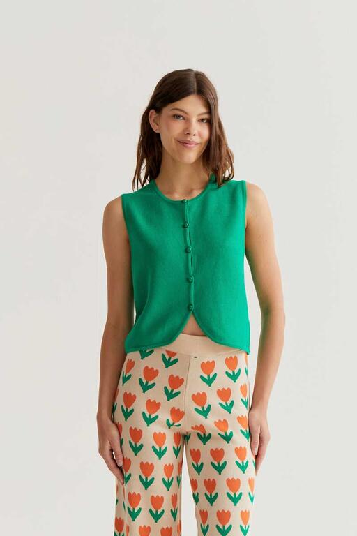 Top chaleco de tejido punto de color verde. Cuello redondo y sin mangas. Cierre frontal con botones redondos de color verde compañia fantastica