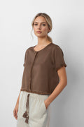 Top marrón de manga corta con detalle desflecado en bordes y corte recto. Diseño minimalista de Goa Goa disponible en Cotton Grey.
