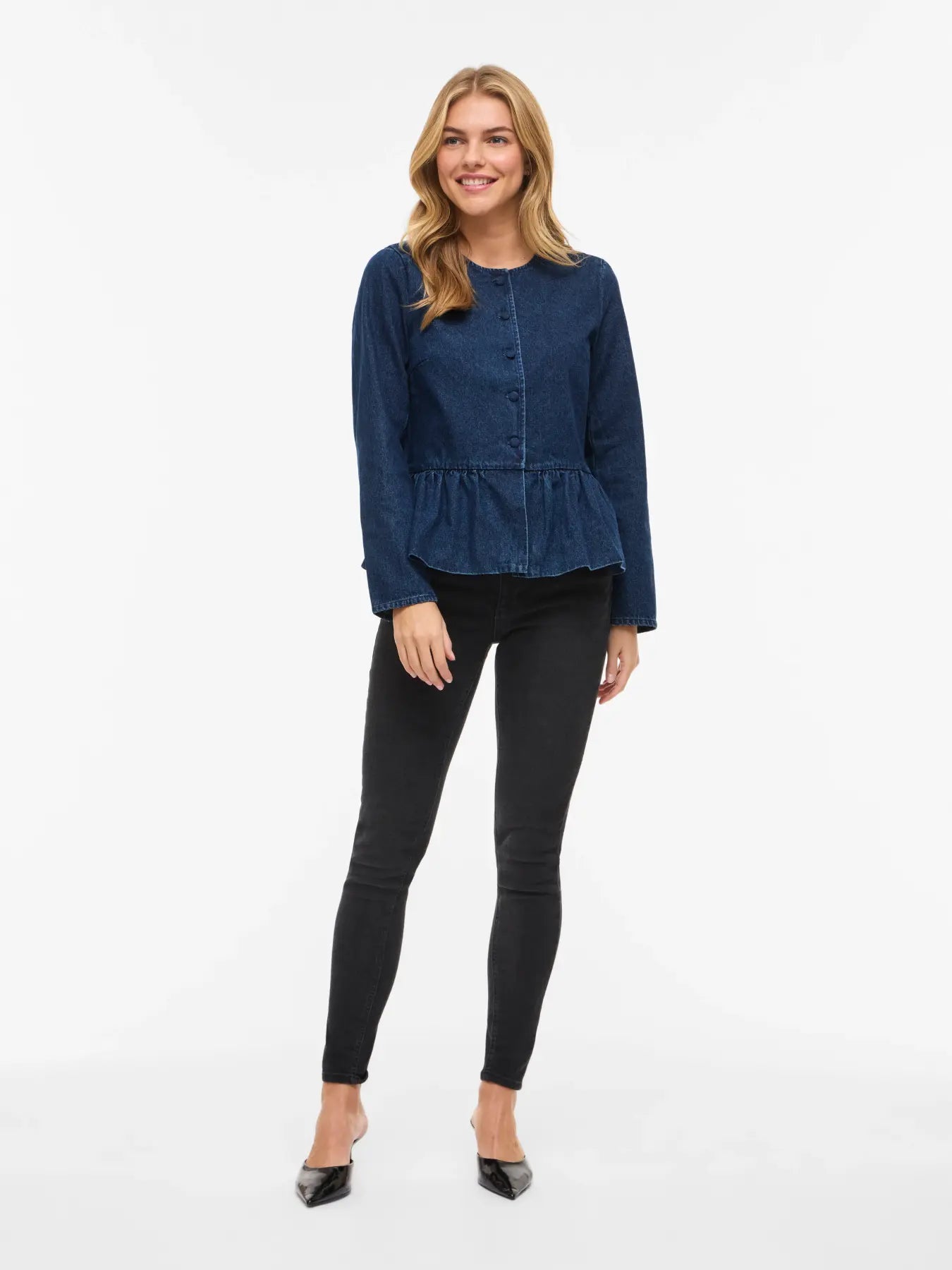 Look completo chaqueta vaquera azul oscuro mujer