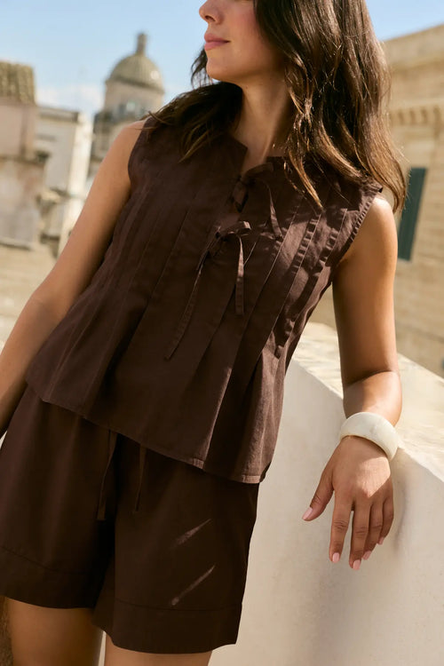 blusa marron chocolate sin mangas con lazo vila look verano mujer
