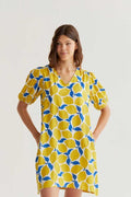 Vestido corto estampado de limones amarillo y azul con manga abullonada de Compañía Fantástica en Cotton Grey vista frontal