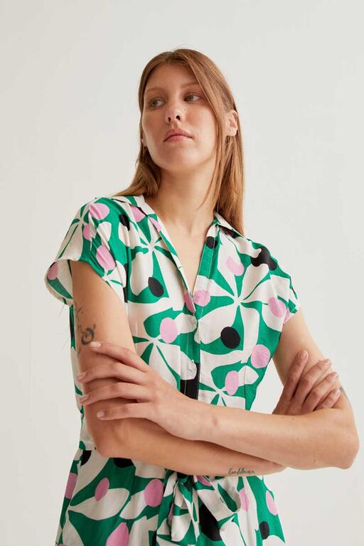 Detalle de escote y estampado floral en vestido Magnolia de Compañía Fantástica en Cotton Grey