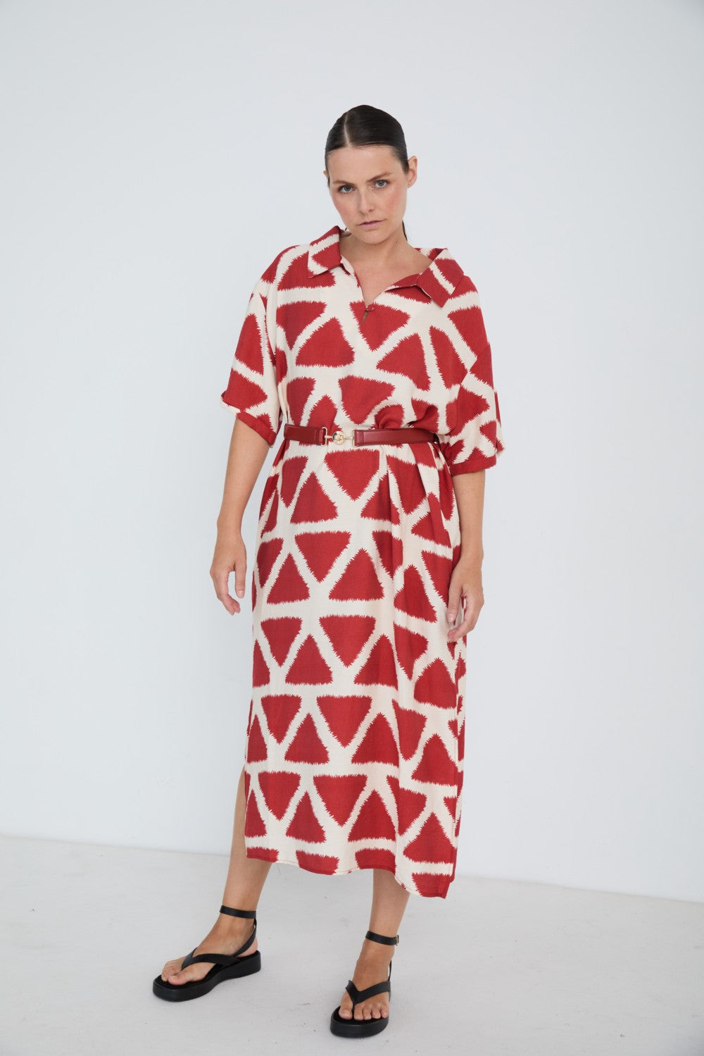 vestido midi estampado geométrico teja Skatie con cinturón de piel