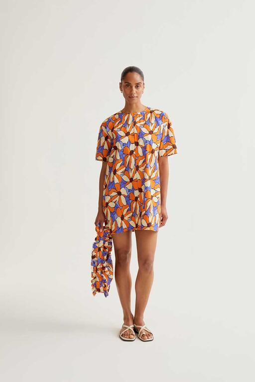 Vestido corto floral naranja con manga corta de Compañía Fantástica en Cotton Grey vista frontal