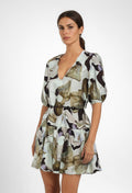 Vestido corto estampado organico verde con escote en V y manga abullonada de Goa Goa en Cotton Grey vista frontal