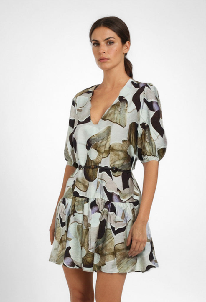 Vestido corto estampado organico verde con escote en V y manga abullonada de Goa Goa en Cotton Grey vista frontal