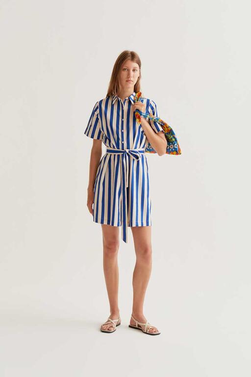 Vestido camisero corto de rayas azul y blanco con cinturón ajustable de Compañía Fantástica en Cotton Grey look completo