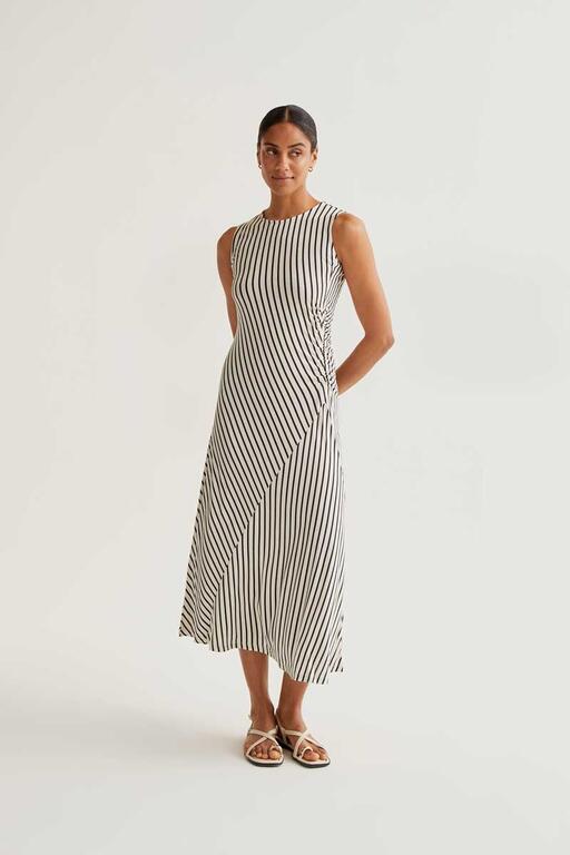 Vestido midi de rayas blanco y negro de Compañía Fantástica en Cotton Grey combinado con sandalias en look completo
