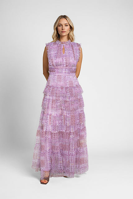 Vestido largo vaporoso en tonos rosa pastel con volantes y detalle en escote. Diseño elegante de Goa Goa en Cotton Grey.