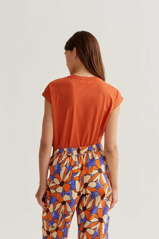 Vista trasera camiseta naranja básica mujer nueva coleccion cotton grey piedras blancas