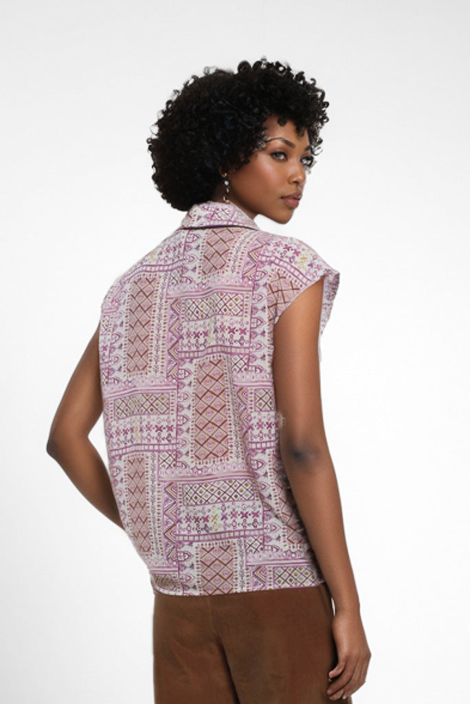 Vista trasera de blusa estampado étnico de Goa Goa en Cotton Grey