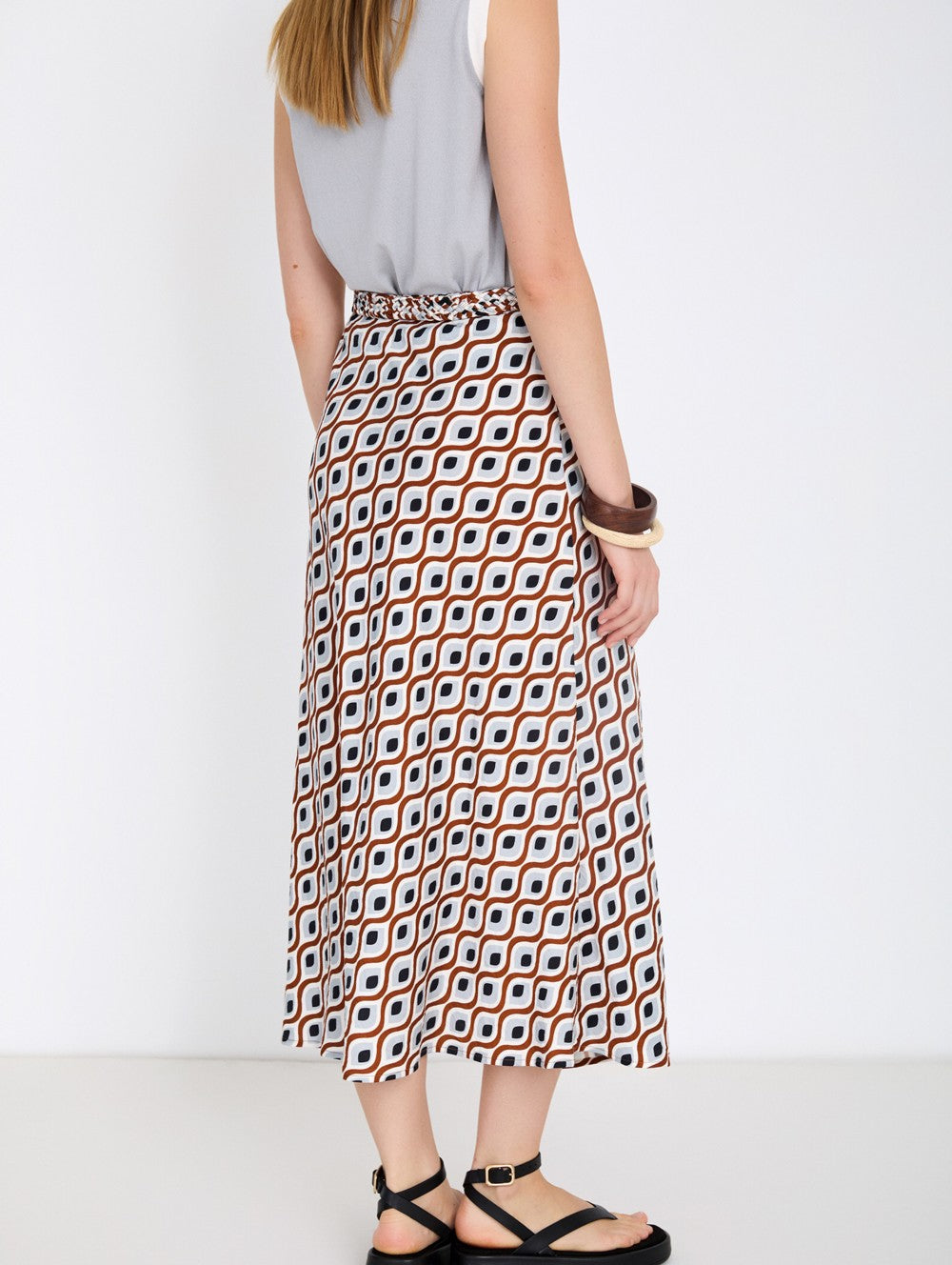 Vista trasera de una falda recta con estampado retro o vintage de skatie en cotton grey