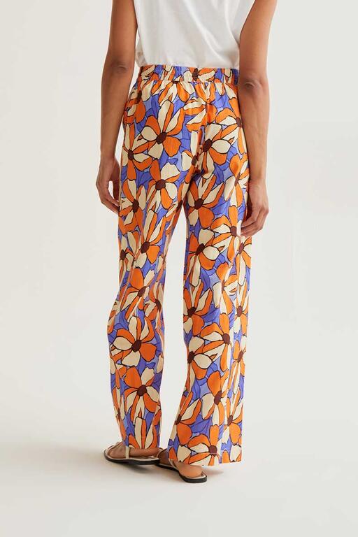 Vista trasera pantalon fluido floral naranja y azul en cotton grey