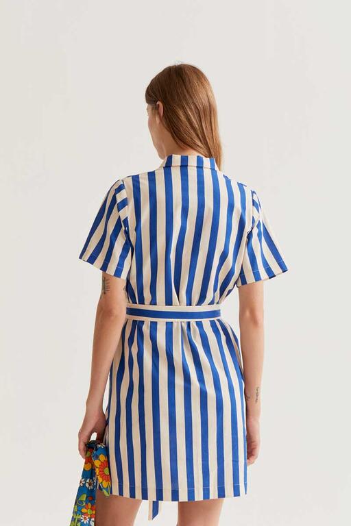 Vista trasera Vestido largo de tejido 100% algodón con estampado tulipa. Escote pico y sin mangas. Cierre frontal con botones ocultos y cintura lazada.Forro interior.