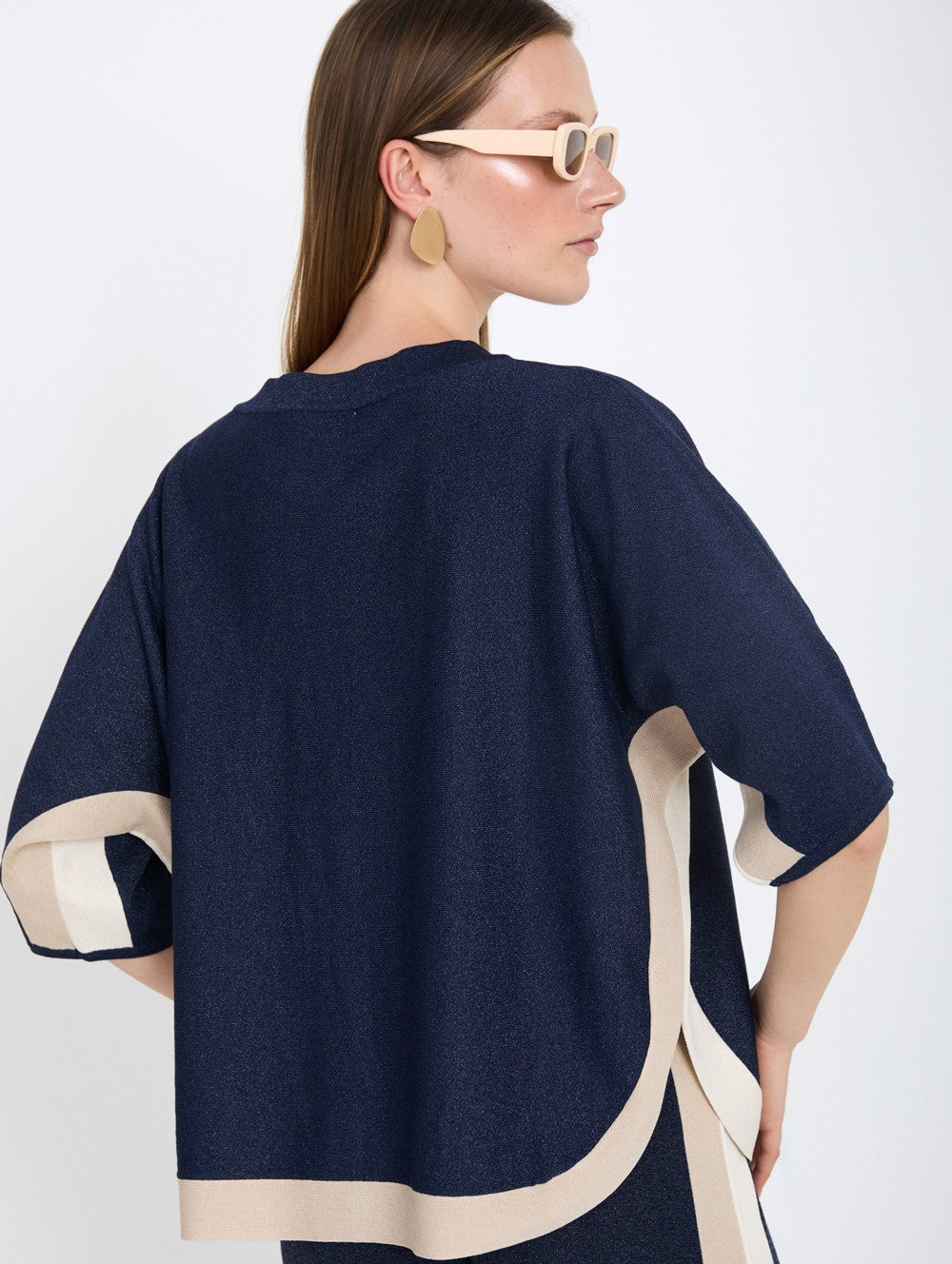 Vista trasera con brillos metalizados y raya beige Skatie en cotton grey
