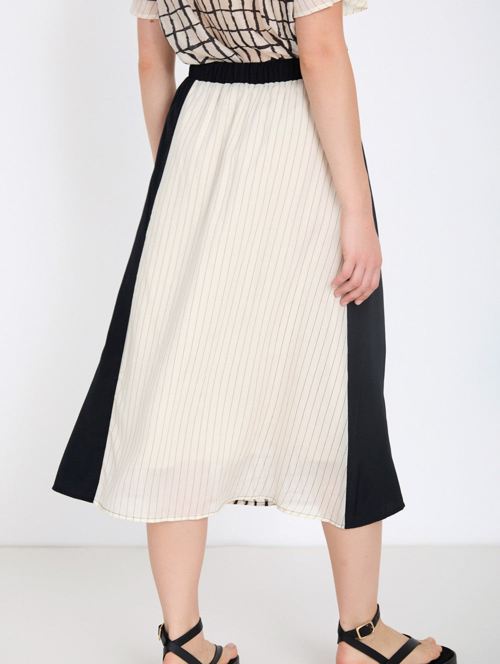 vista trasera detalle cintura elástica lazada falda Skatie