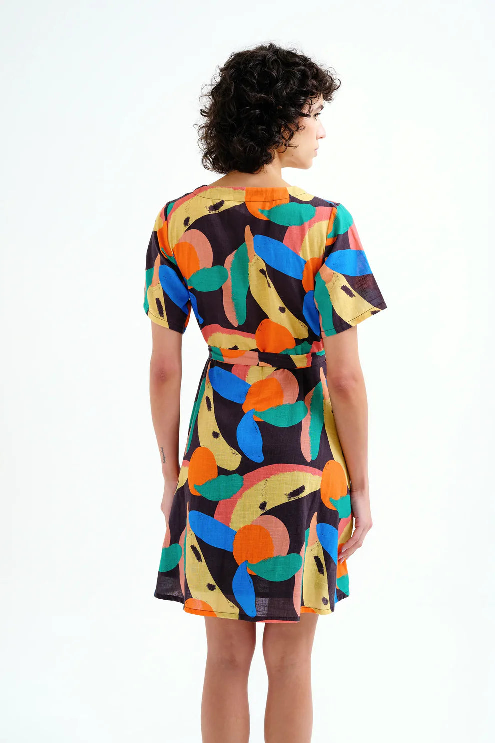 Vista trasera vestido corto estampado tropical mujer