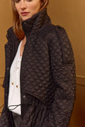 Abrigo Camden Lola Espeleta negro acolchado de rombos con cuello alto, cremallera y cintura ajustable