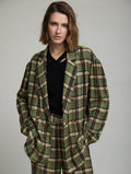 Americana Kensington oversize de mujer en cuadros tartán verde, con solapa clásica, doble botonadura y bolsillos delanteros, combinada con Pantalón Kensington