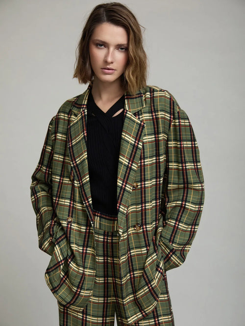 Americana Kensington oversize de mujer en cuadros tartán verde, con solapa clásica, doble botonadura y bolsillos delanteros, combinada con Pantalón Kensington