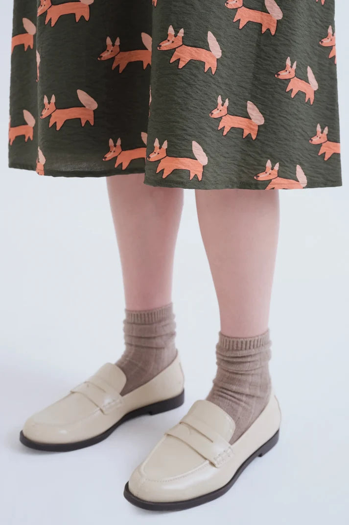 Detalle del estampado de zorros sobre tejido verde kaki de la Falda Volpe