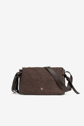 Bolso bandolera Nara Chocolate de Vilanova con textura trenzada y asa ajustable.
