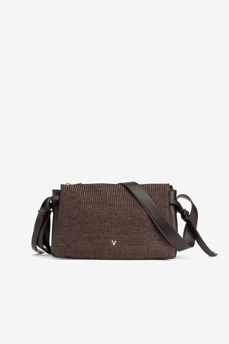 Bolso bandolera Nara Chocolate de Vilanova con textura trenzada y asa ajustable.