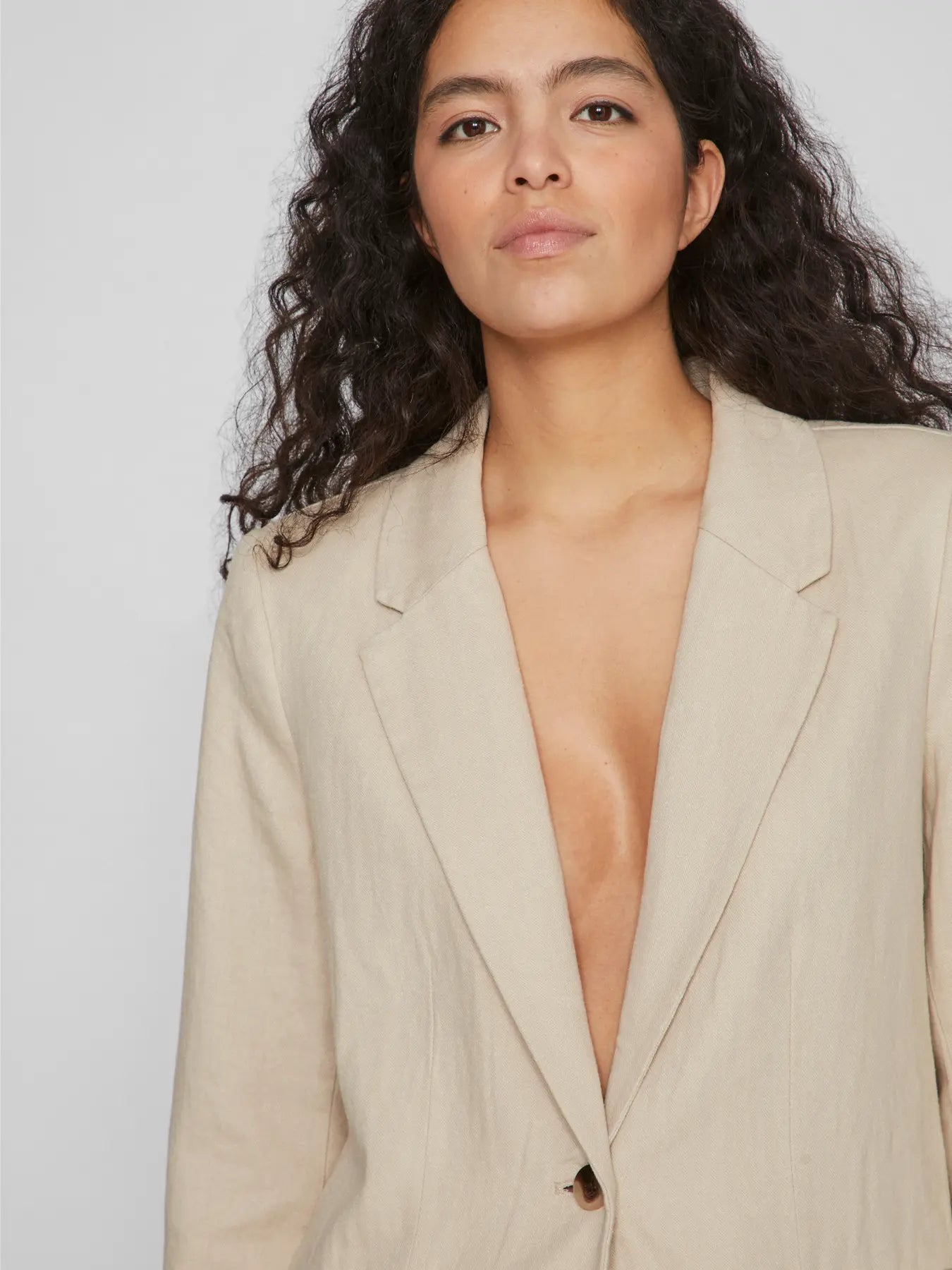 Americana de lino Disponible en verde kaki y beige
Perfecto para conjunto coordinado Vila piedras blancas