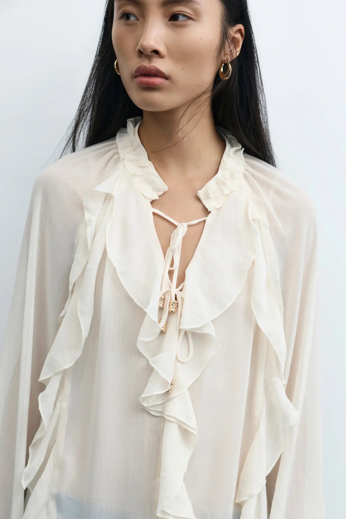 blusa romántica mujer Vila con volantes gasa y cuello pico mao en cotton grey piedras blancas