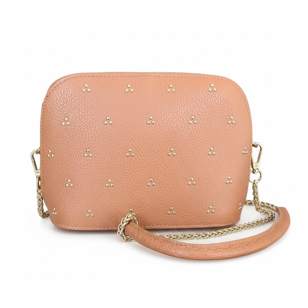 bolso camel con tachuelas doradas bandolera
