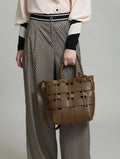 Bolso tote color oliva oscuro efecto cesta con bandolera y neceser interior como bolso independiente con bandolera skatie brand en cotton grey