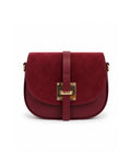 Bolso Olivia de piel color granate con solapa de serraje, cierre metálico dorado y bandolera regulable.